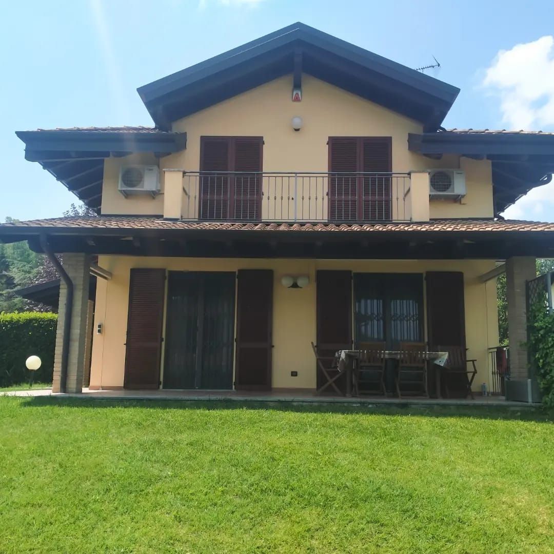 facciata esterna gialla