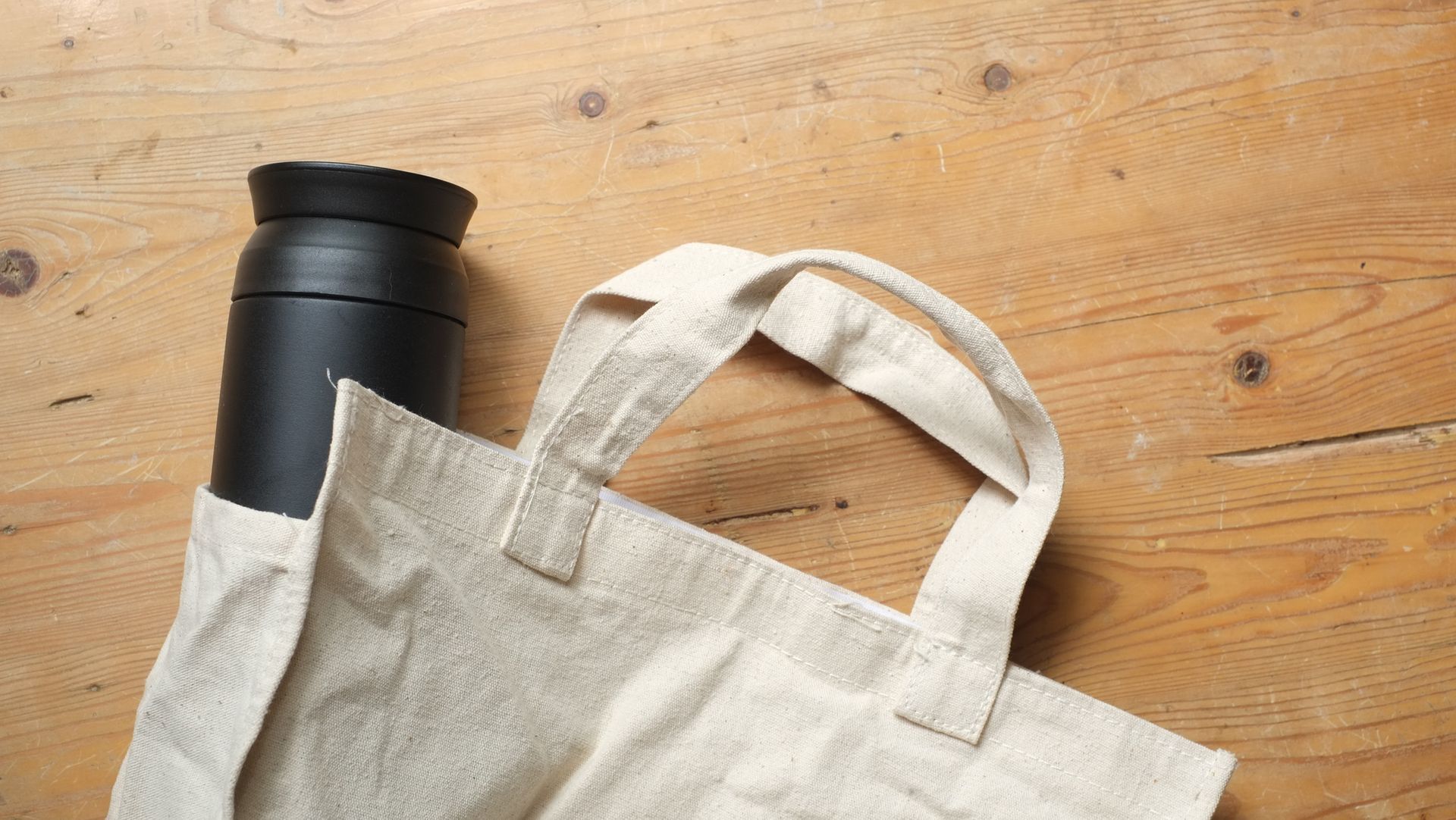 Assortimento di gadget tecnologici bianchi e articoli per ufficio su uno sfondo colorato (rosso, giallo, verde, blu).