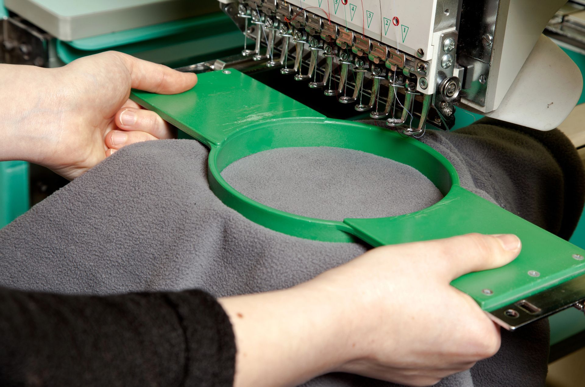 Primo piano di un tessuto intrecciato con un motivo geometrico