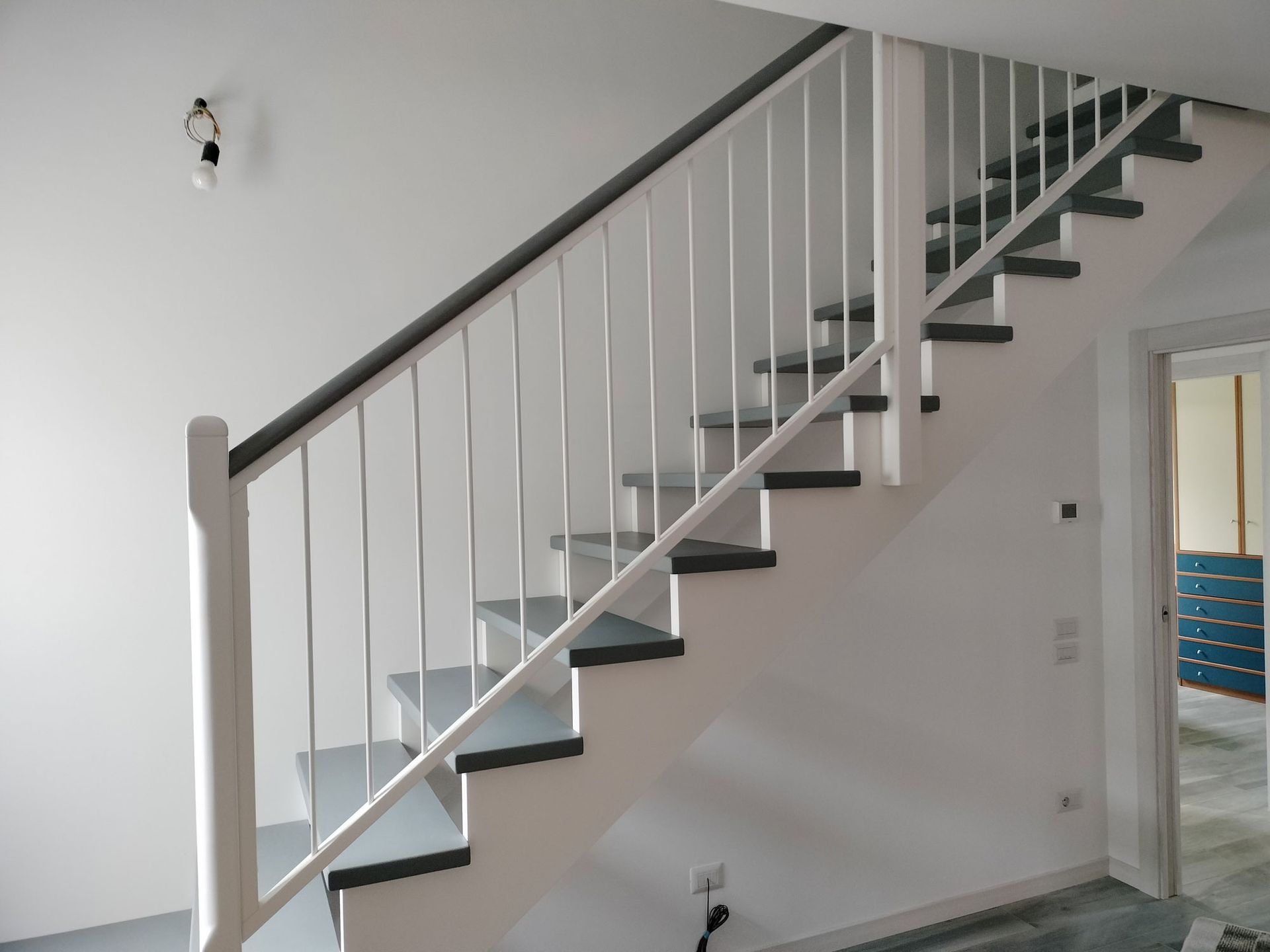 immagine scala in legno bianca