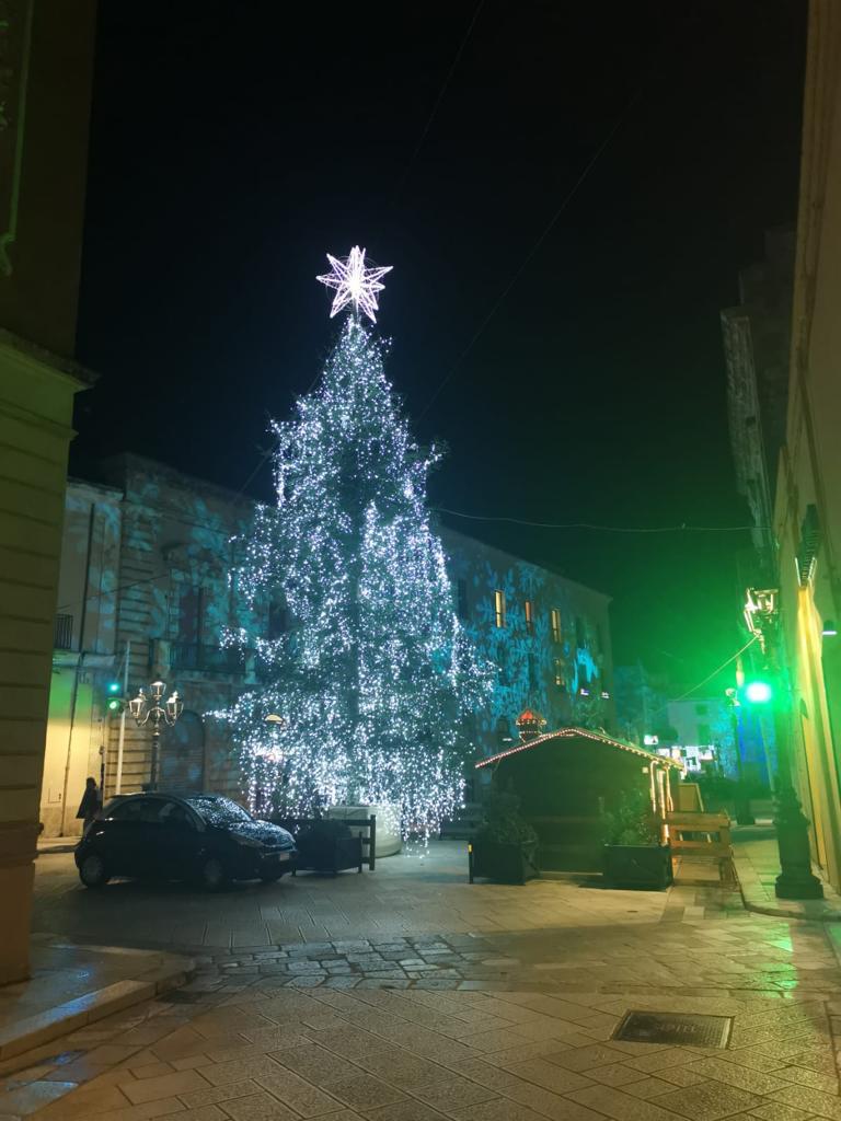 albero di natale con decorazioni