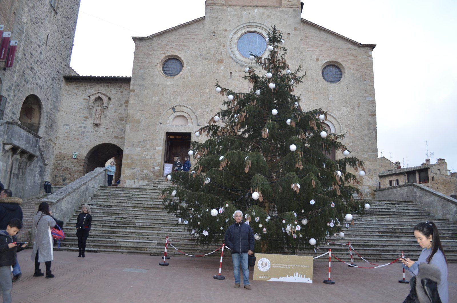 abete con decorazioni natalizie