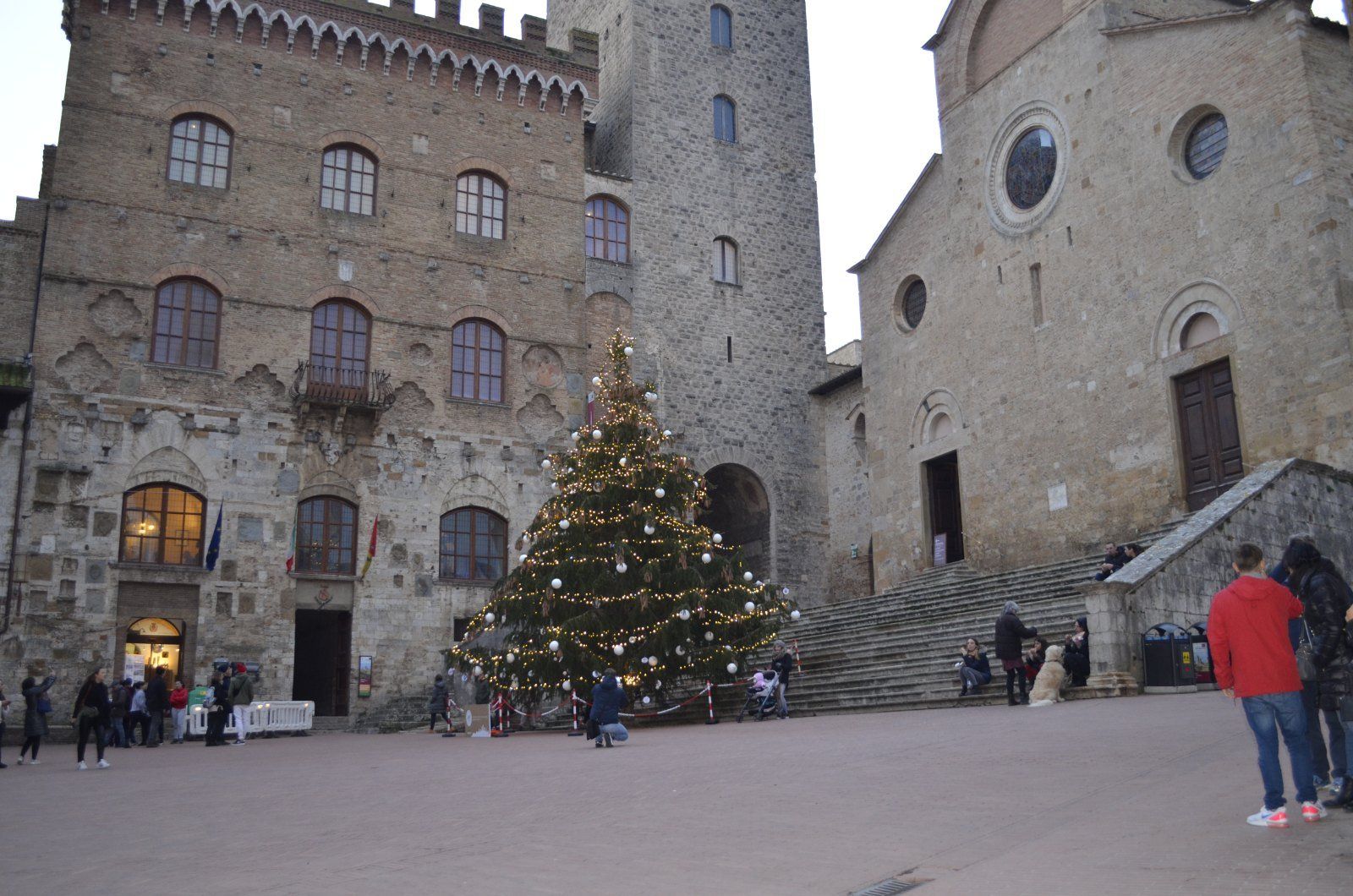 abete natalizio decorato