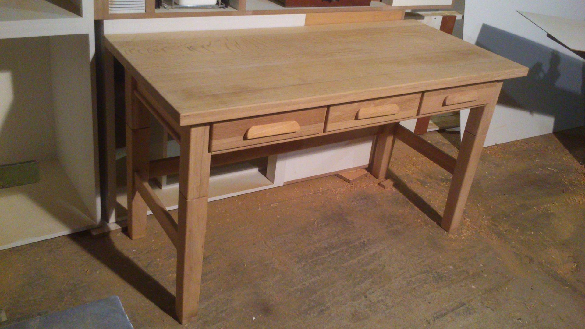 Una barra de madera integrada que cuenta con fregadero, estanterías decorativas, un espejo de fondo y una encimera con repisa de servicio.