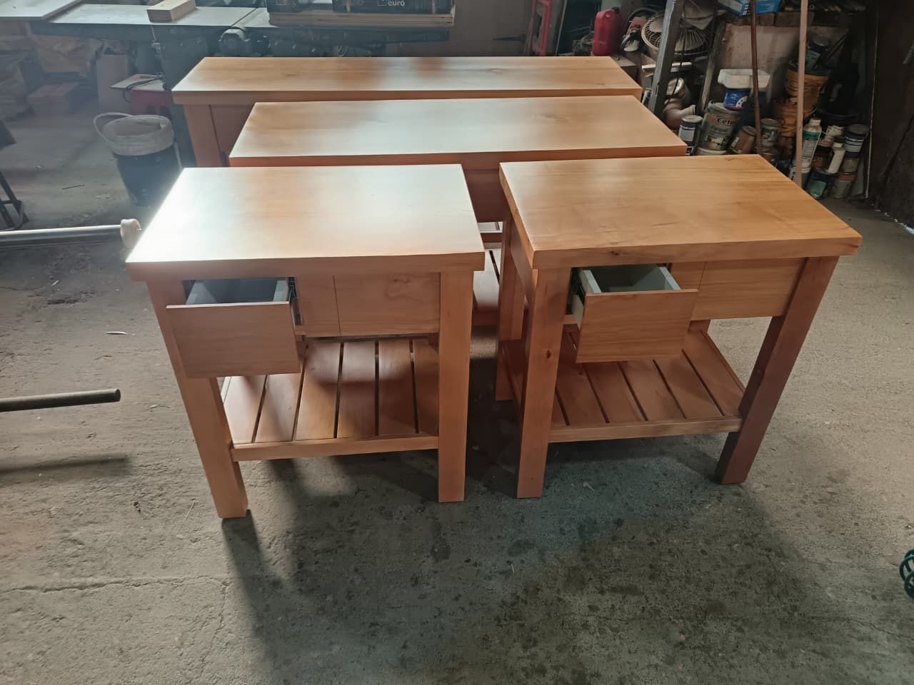 Estanterías de madera hechas a medida, integradas en el espacio bajo una escalera moderna.