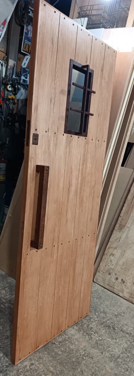 Muebles de cocina blancos con cajones extraíbles y una despensa alta con estantes de rejilla, instalados sobre un suelo de baldosas.