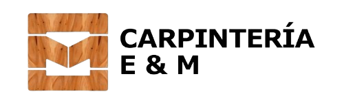 Logotipo de Carpintería E & M que presenta un icono cuadrado formado por tablas de madera que forman la letra M junto al nombre de la empresa.