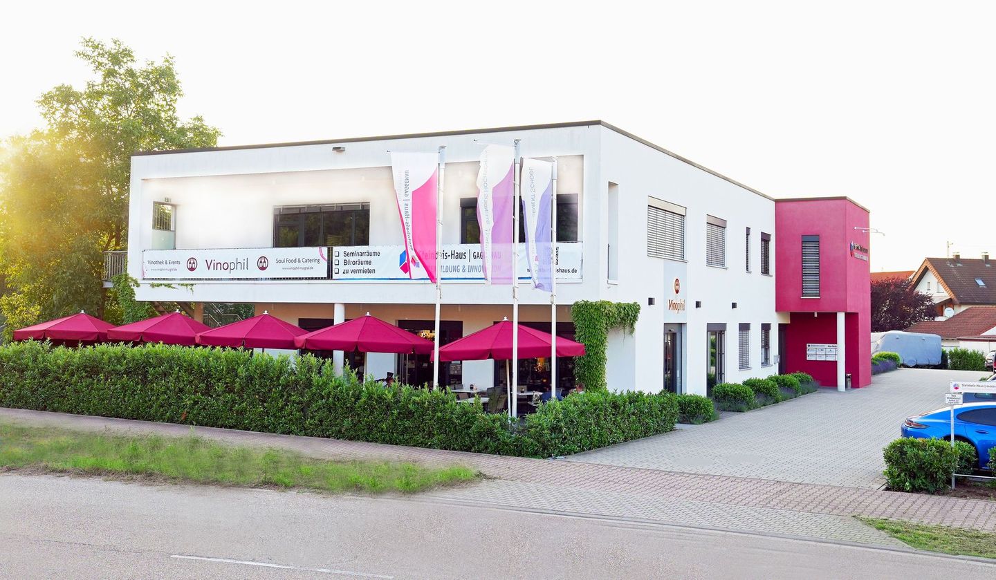 Steinbeis-Haus Gaggenau Einfahrt Steinbeis-Haus Gaggenau Weiterbildung & Innovation Frontansicht Außenansicht Straßenansicht Einfahrt