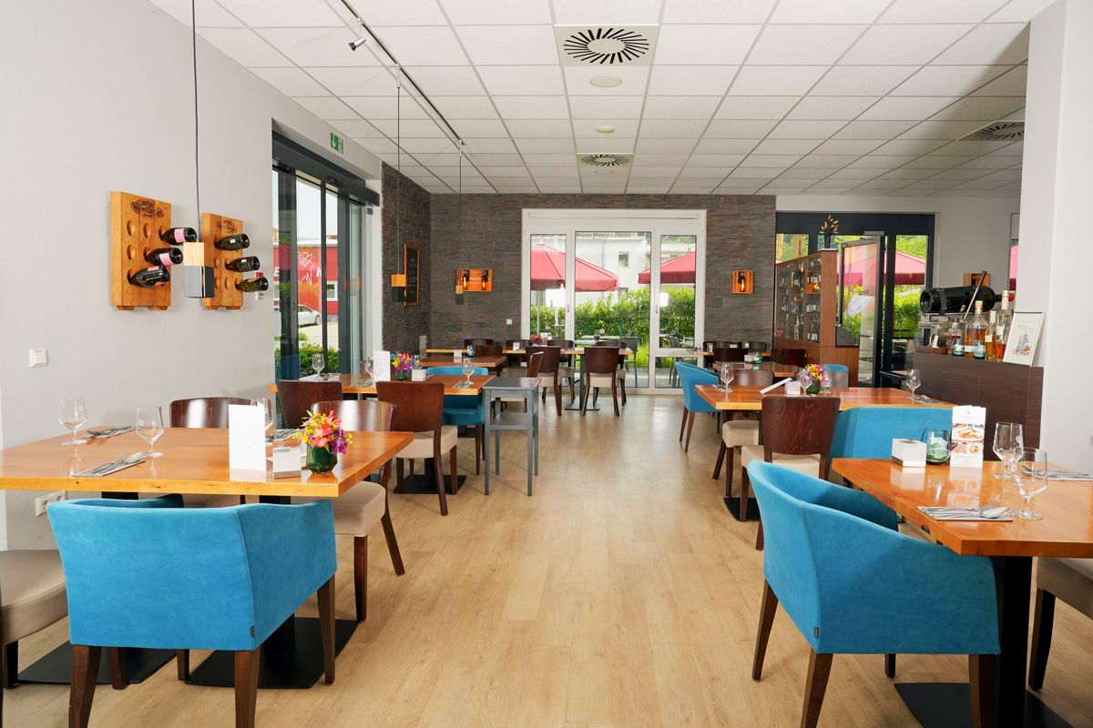 Restaurant Vinophil im Gebäude Steinbeis-Haus. Mittagessen und Mittagstisch im Gastronomiebereich mit Terrasse