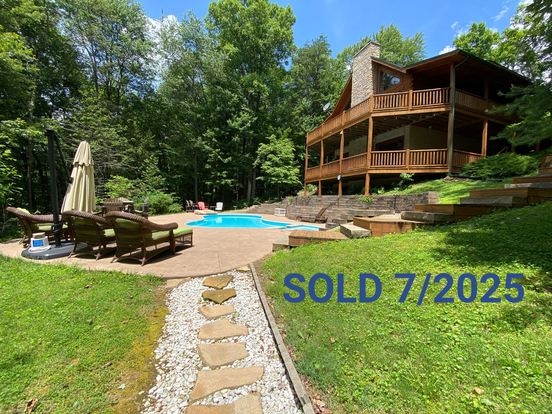 Like-New Log Lodge in the Heart of the famous Hocking Hills, close to plenty of  parks, preserves, other natural attractions
