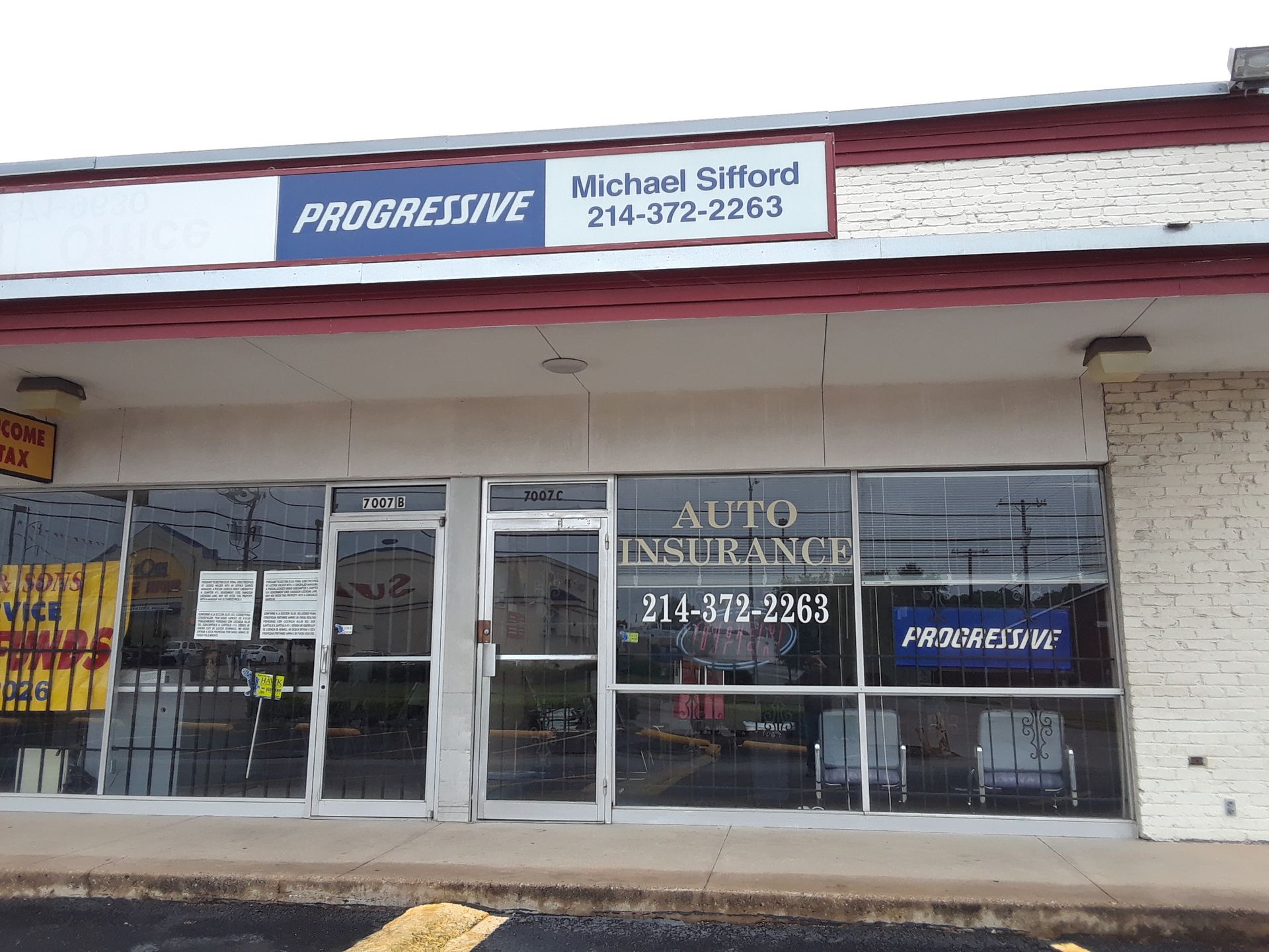 A storefront for Michael Sifford Progressive Insurance with 