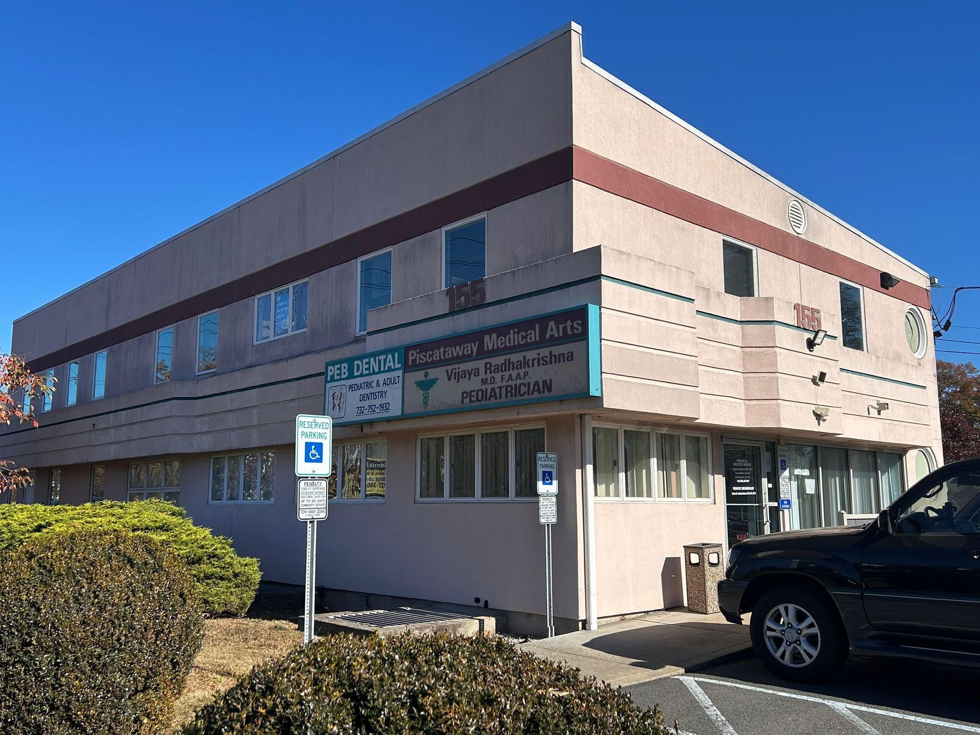 A large building with a car parked in front of it.