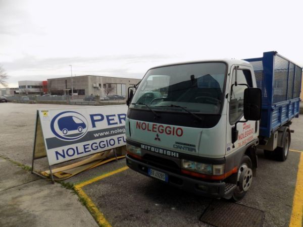 camion cassonato di medie dimensioni