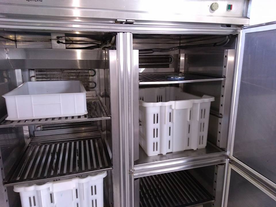 cucina locale con frigorifero in acciaio inox