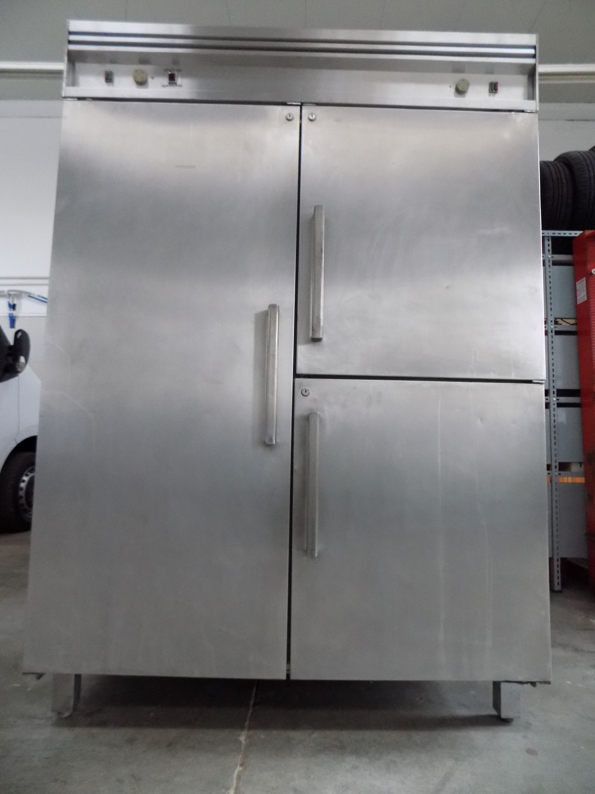 cucina con frigorifero in acciaio inox