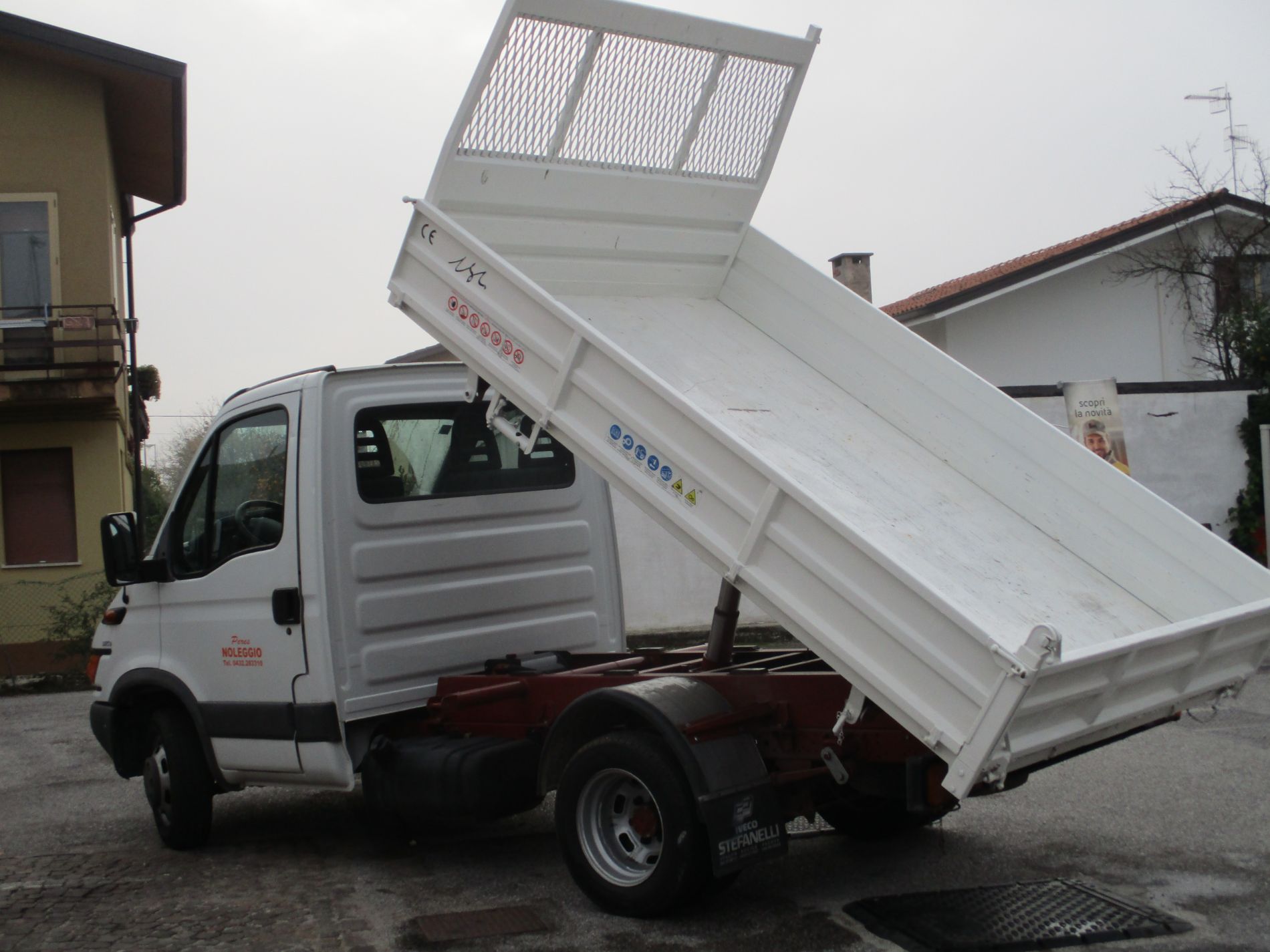 camion Iveco con sponda idraulica