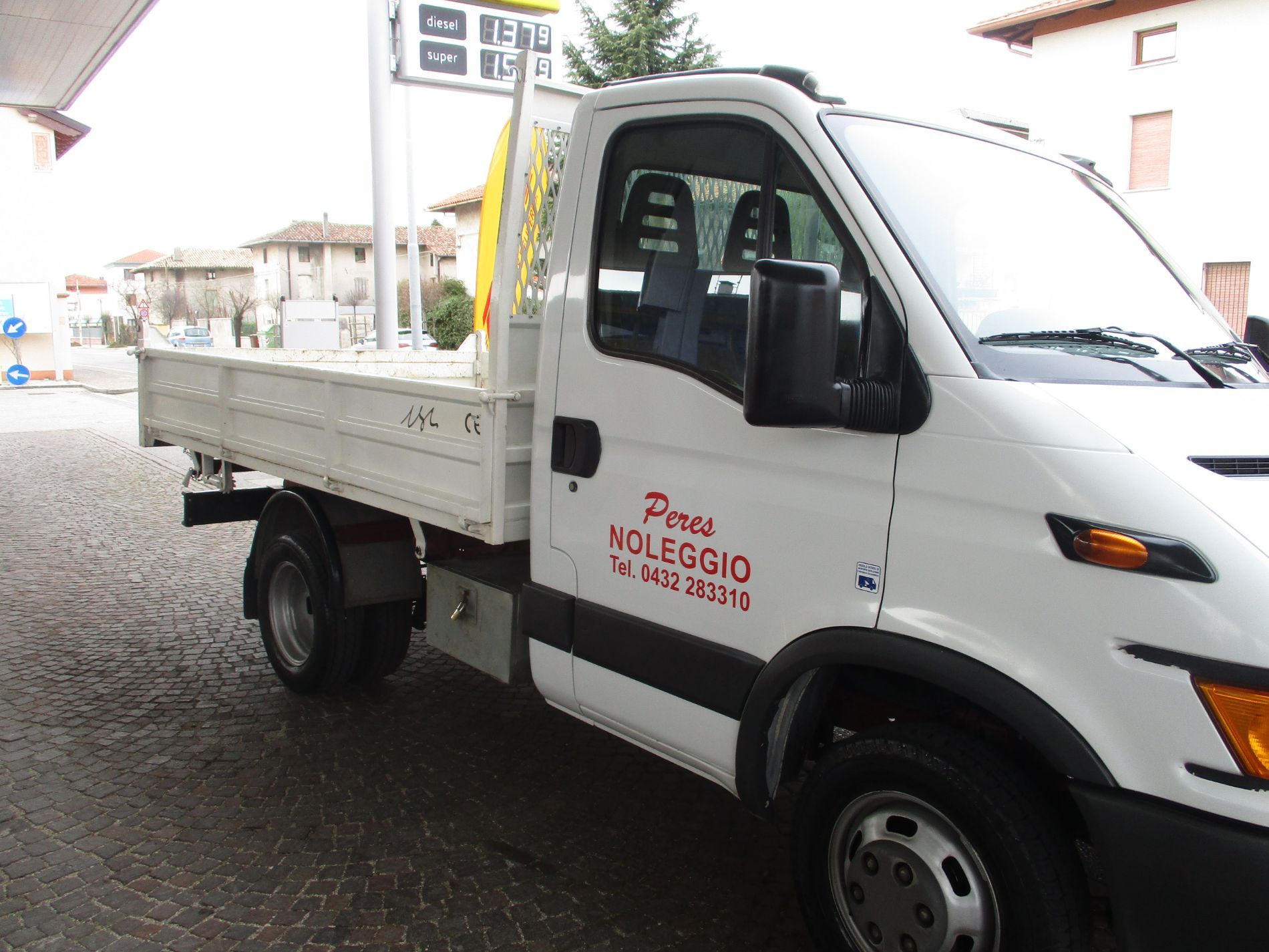 camion con sponda idraulica a noleggio