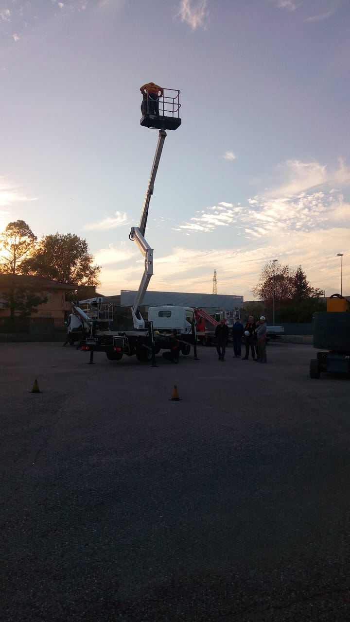 piattaforma aerea con operaio durante un intervento