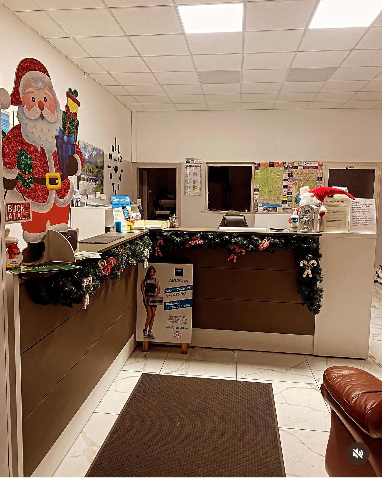 Area reception con decorazioni di Babbo Natale e ghirlande natalizie.