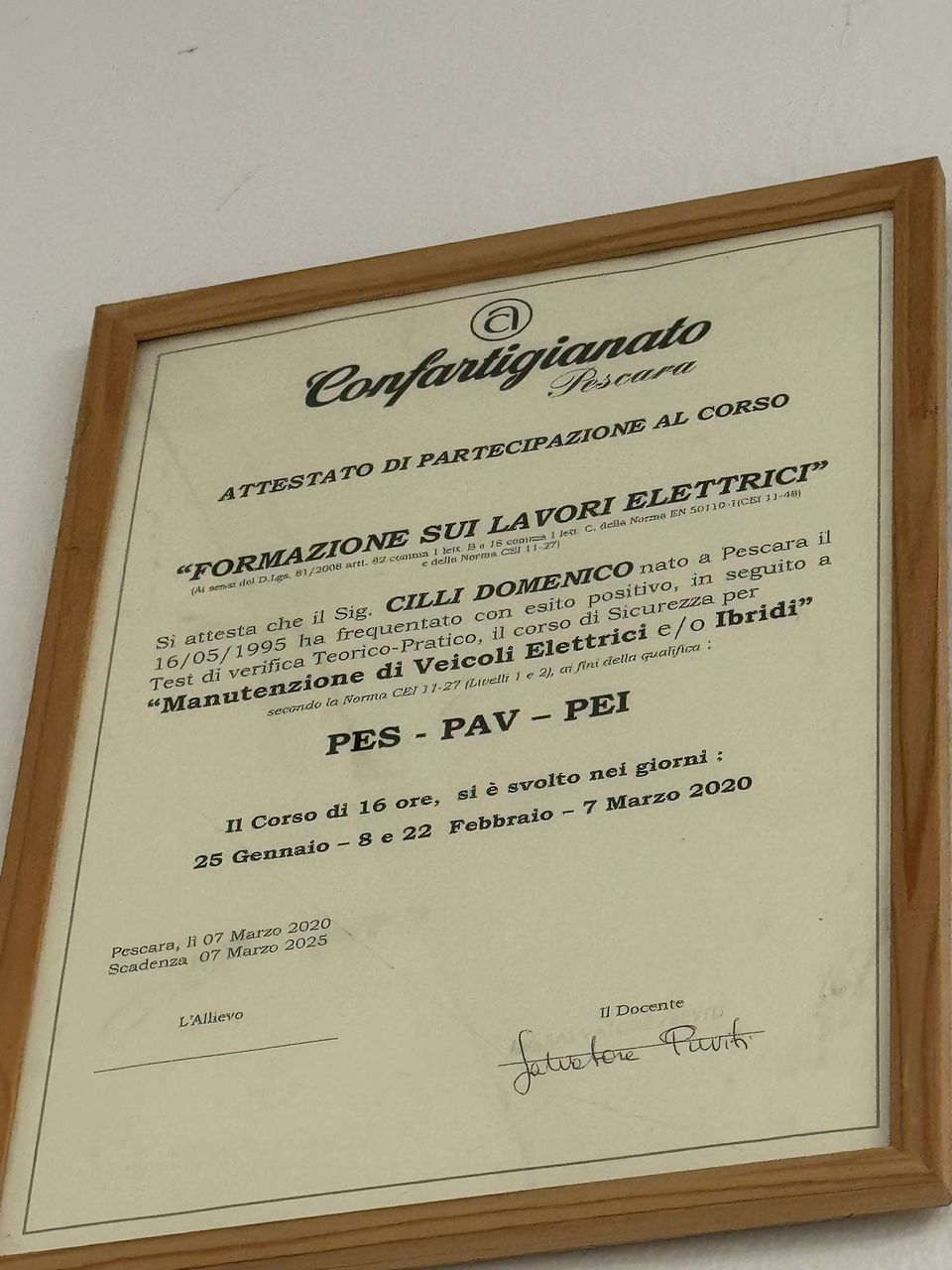 Certificato in cornice di legno. Testo su carta pergamena.