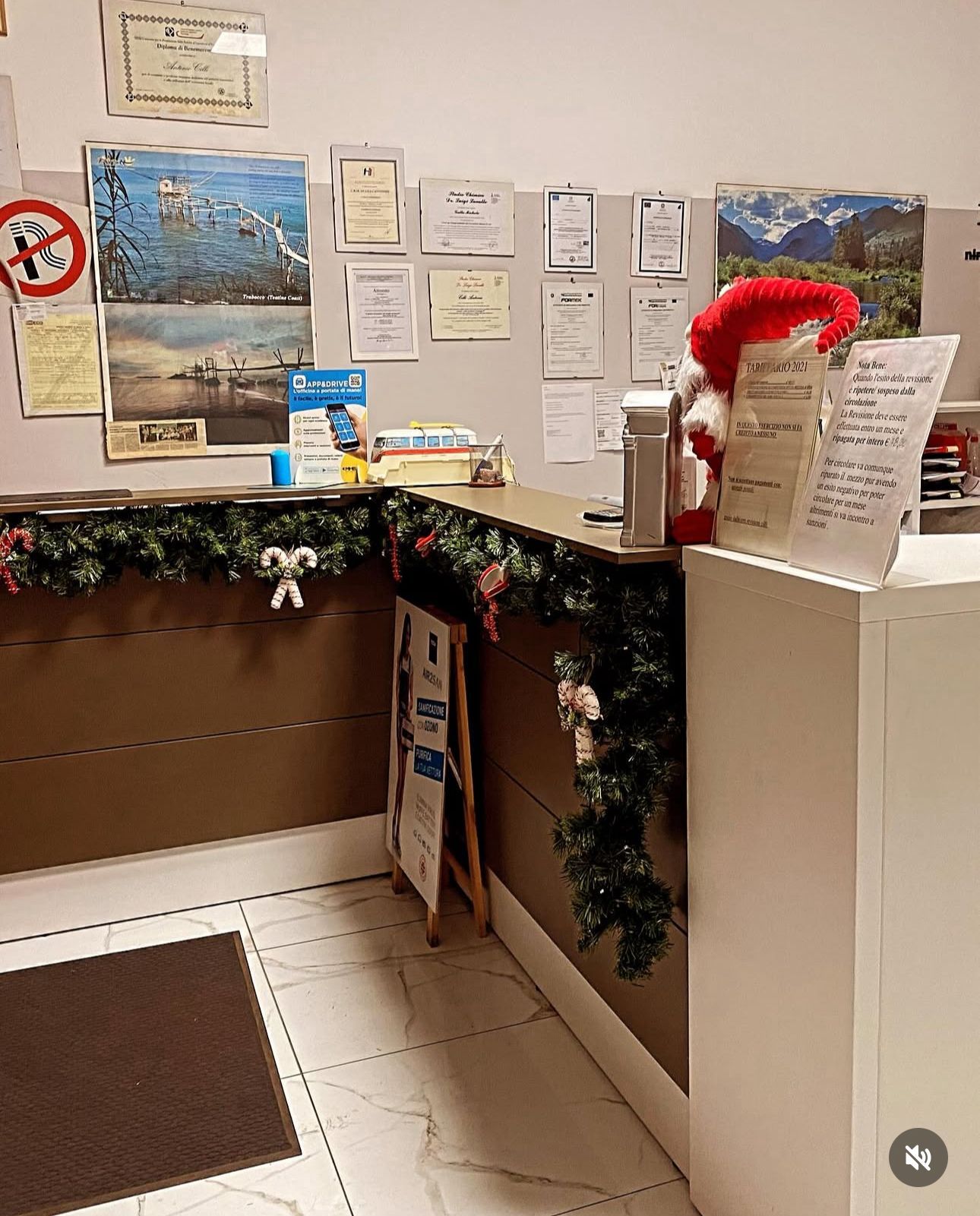 Reception decorata per Natale, documenti appesi al muro.