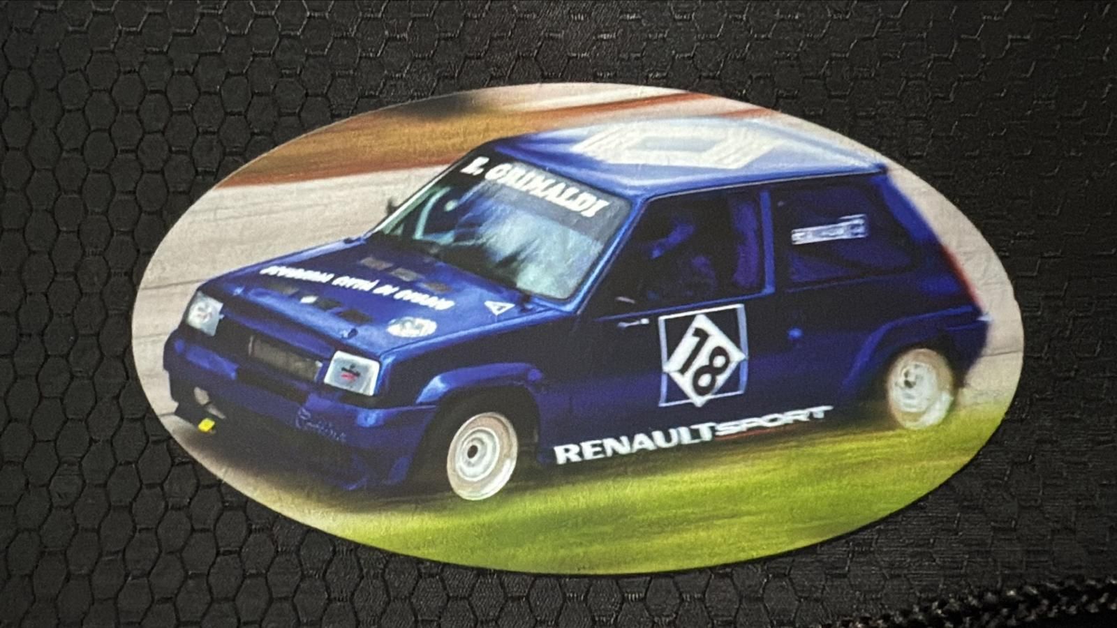 Motocicletta Triumph Tiger bianca e nera in un garage.