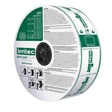 Bobina de cinta de riego por goteo Irritec con etiquetas verdes y blancas, fabricada en Italia.