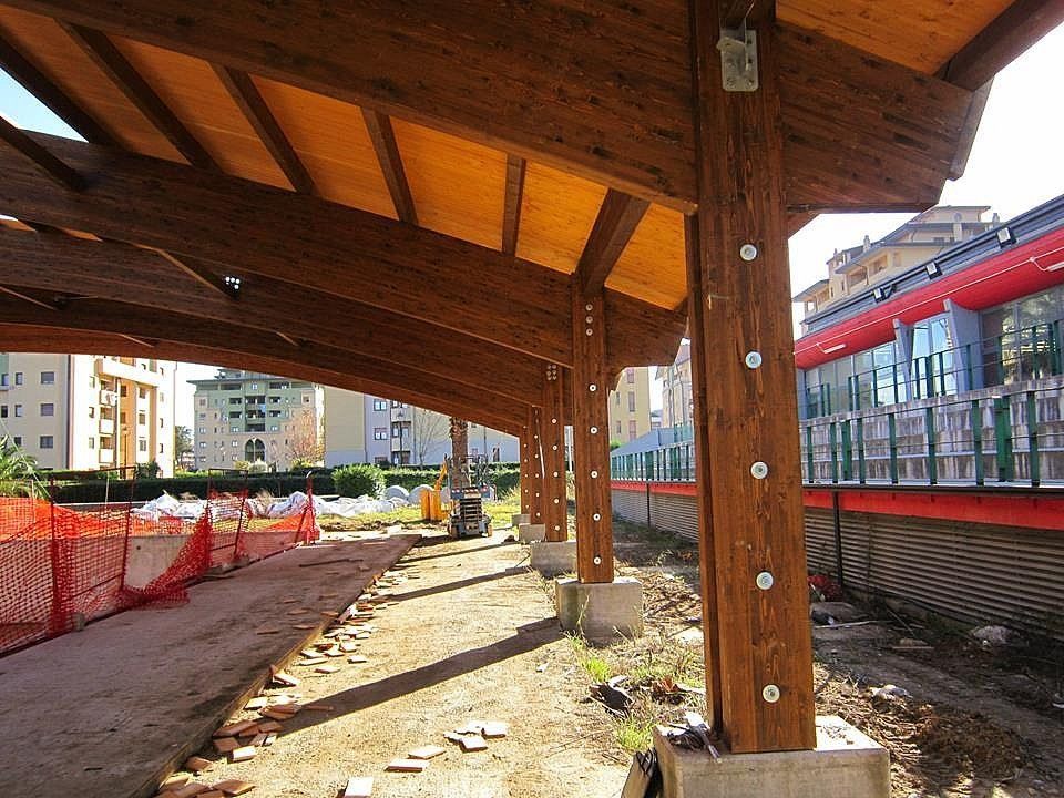 Copertura con pannelli in lamiera su struttura in legno lamellare - Piscina comunale Rende (CS)