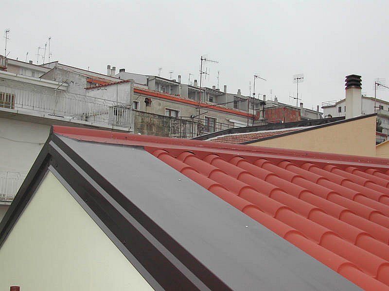 Realizzazione copertura su civile abitazione con pannelli in lamiera coibentati