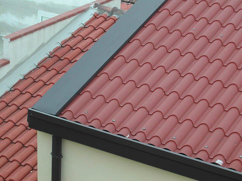 Realizzazione copertura su civile abitazione con pannelli in lamiera coibentati