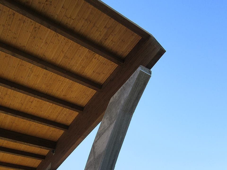 Copertura con pannelli in lamiera su struttura in legno lamellare - Piscina comunale Rende (CS)