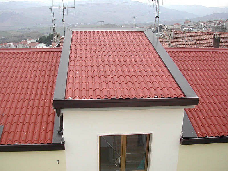 Realizzazione copertura su civile abitazione con pannelli in lamiera coibentati