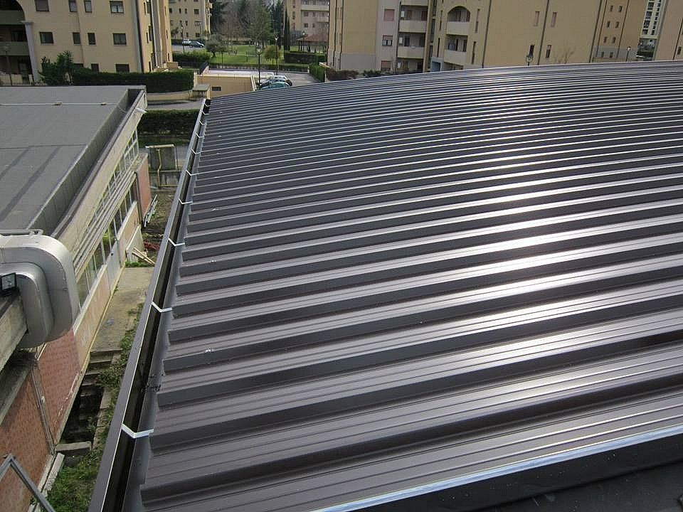 Copertura con pannelli in lamiera su struttura in legno lamellare - Piscina comunale Rende (CS)