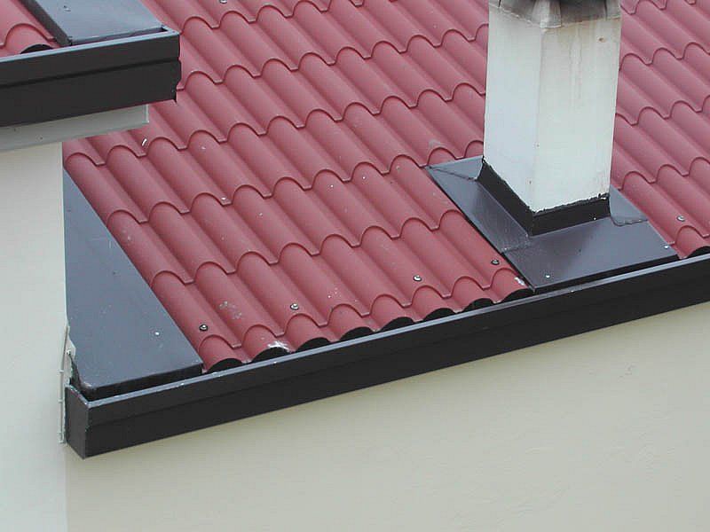 Realizzazione copertura su civile abitazione con pannelli in lamiera coibentati