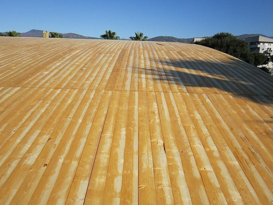 Copertura con pannelli in lamiera su struttura in legno lamellare - Piscina comunale Rende (CS)