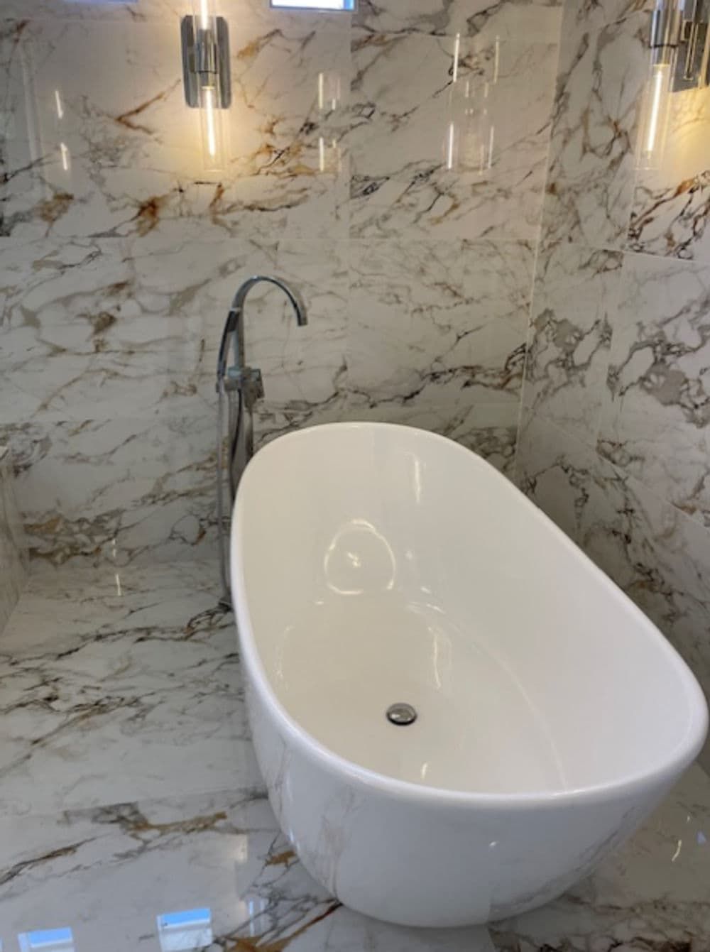 Porcelain bathub