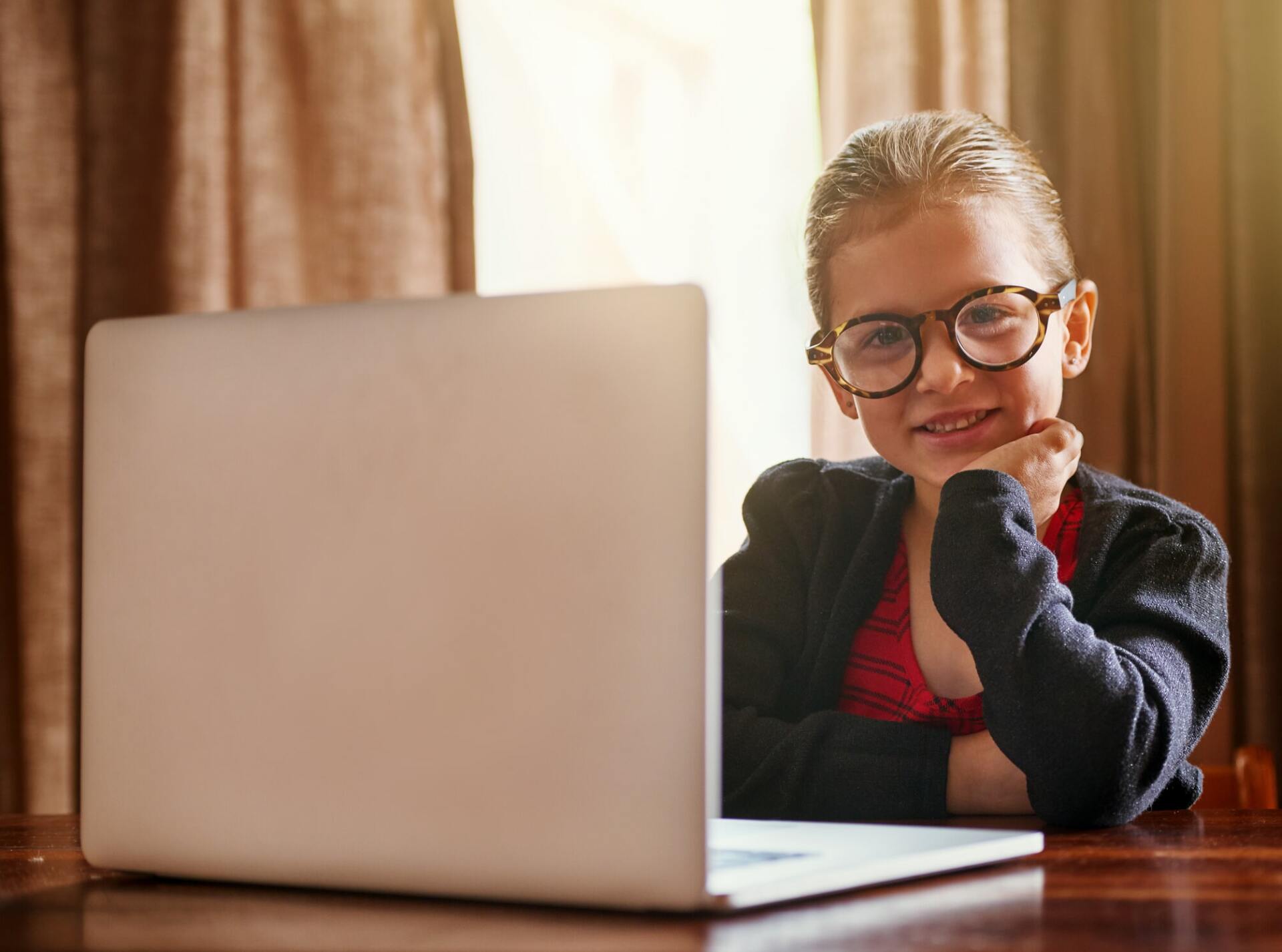 bambina con occhiali da vista