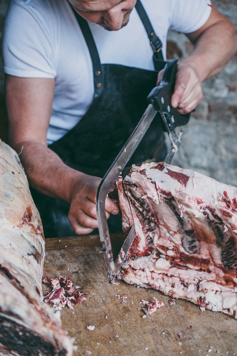Hendrik Dierendonck die een stuk entrecote aansnijdt.