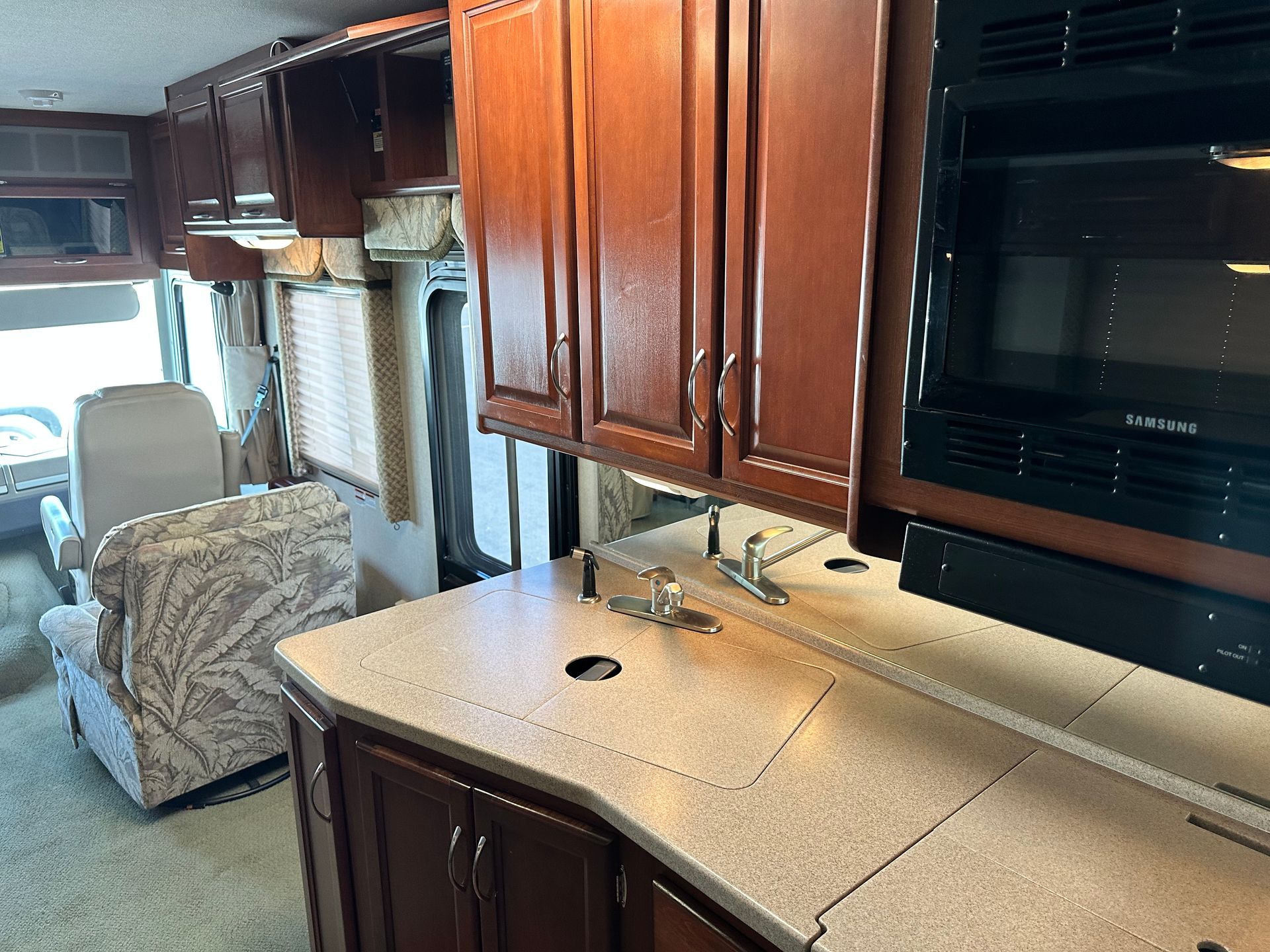 SOLD 2005 FLEETWOOD SOUTHWIND 32V - $34,950