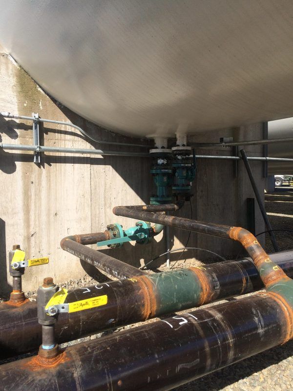 a bunch of pipes are connected to a large tank.