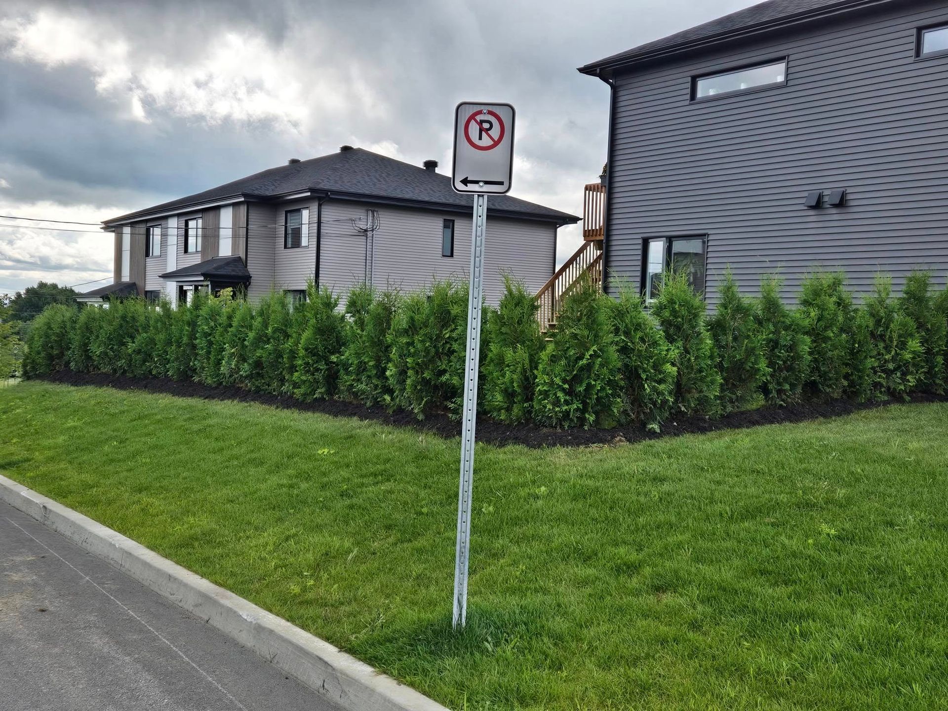 Il y a un panneau d'interdiction de stationnement sur le côté de la route.