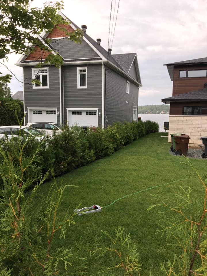 Une grande maison avec une grande pelouse devant elle.