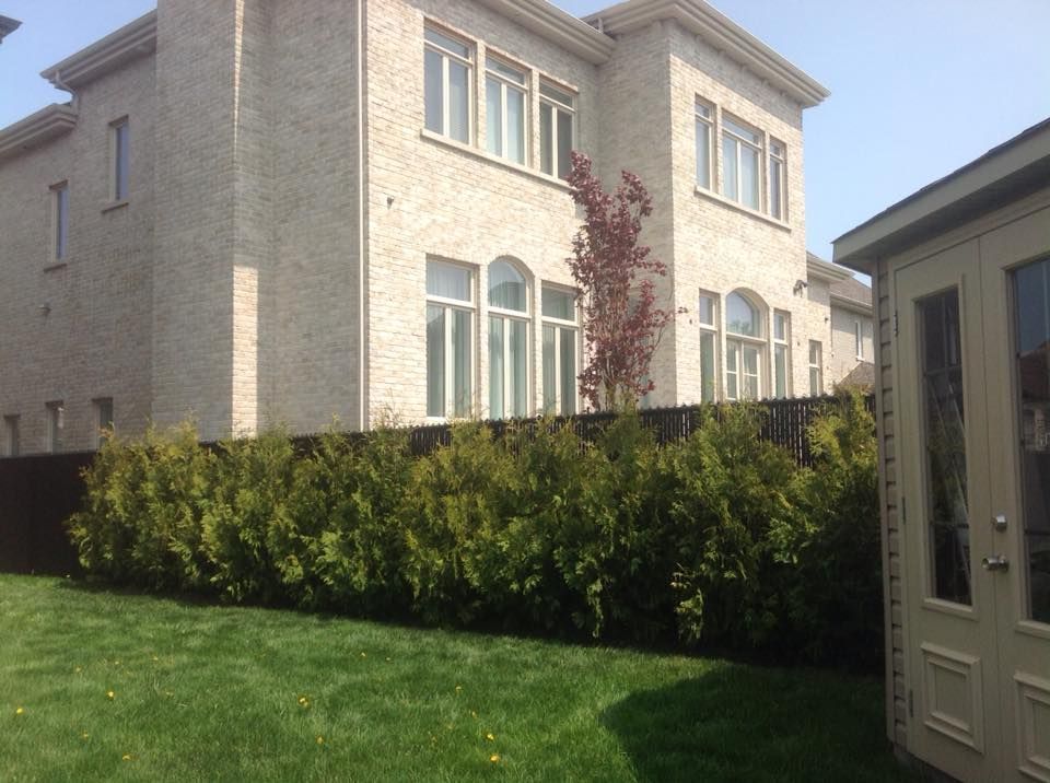 Une grande maison en briques avec un hangar devant