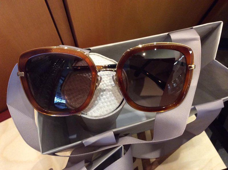 primo piano di un occhiali da sole con cornice colore marrone