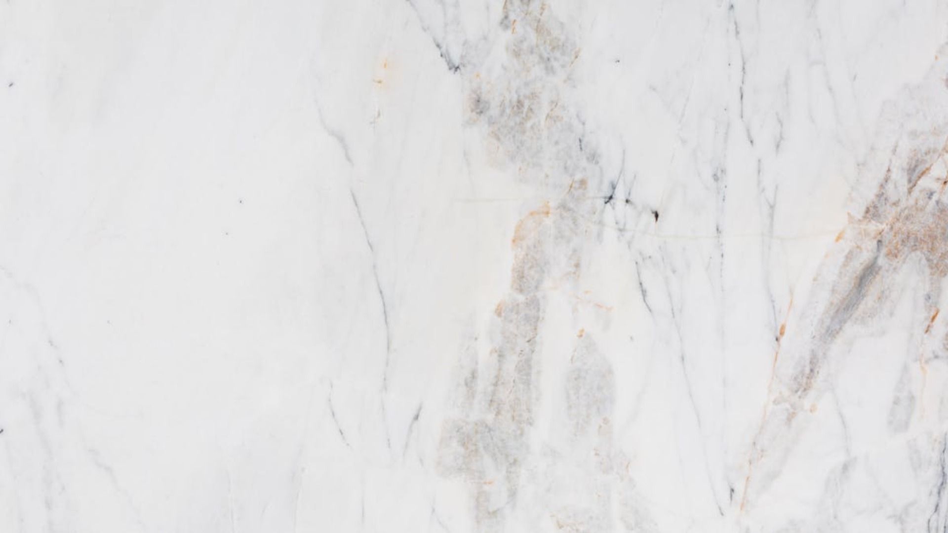 Mármol blanco con vetas grises y marrones.