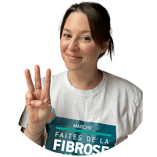 Femme tenant le chiffre 3 levé avec sa main.