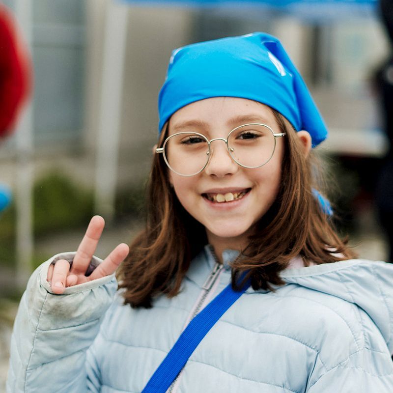 jeunes enfants qui sont contente d'être à la Marche