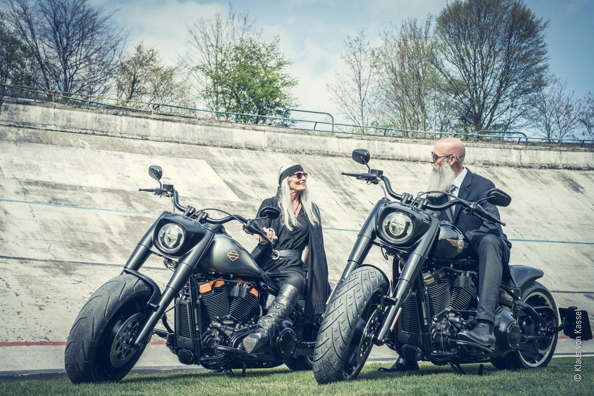 Model Barbara Radke und Christophe Larsson auf zwei Harley Davidson Motorrädern in der Radrennbahn Bielefeld