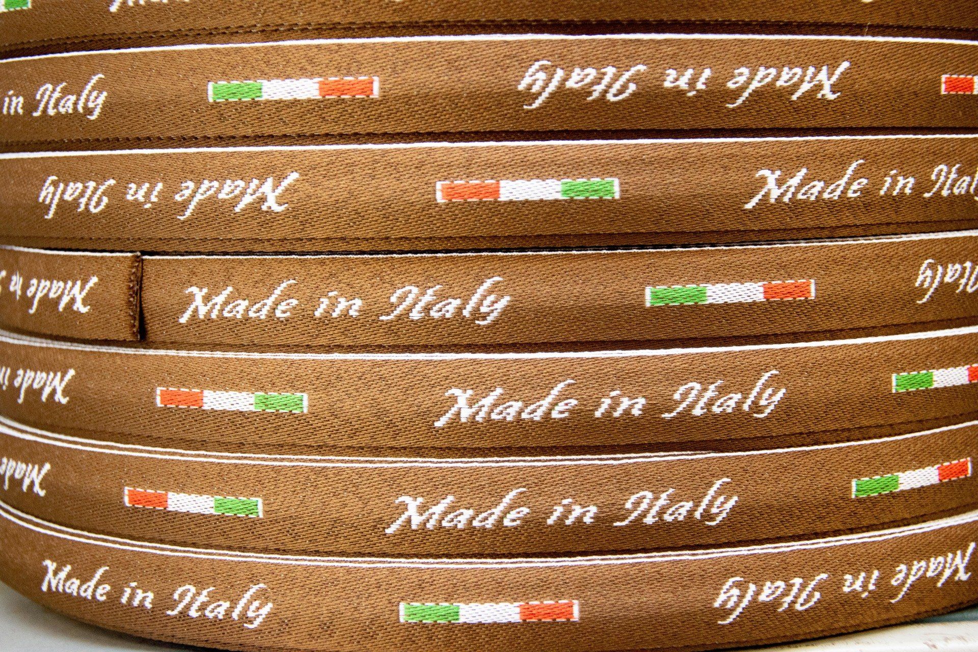 mano che inserisce il nylon su un macchinario