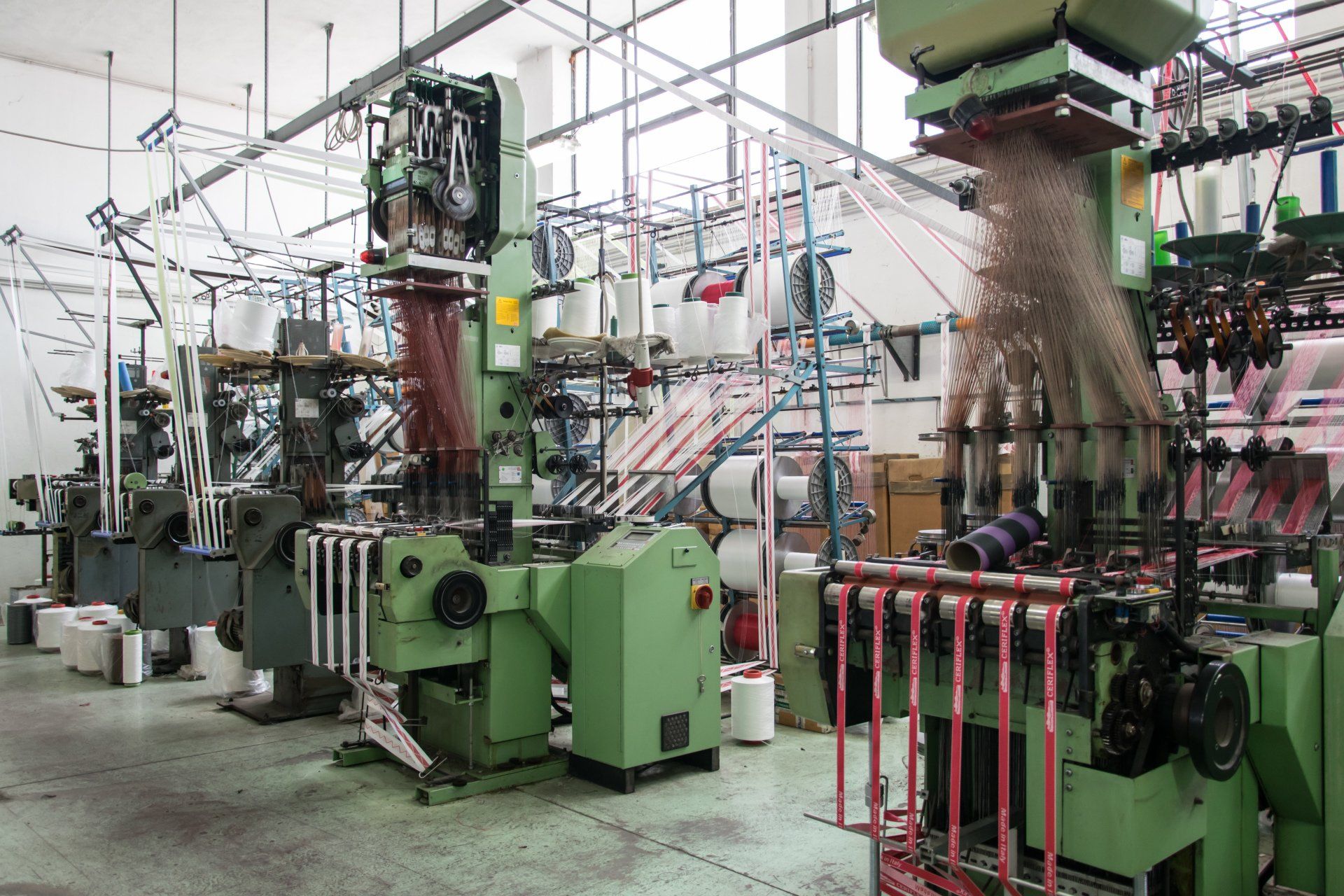 macchinari in azienda per la produzione di nastri